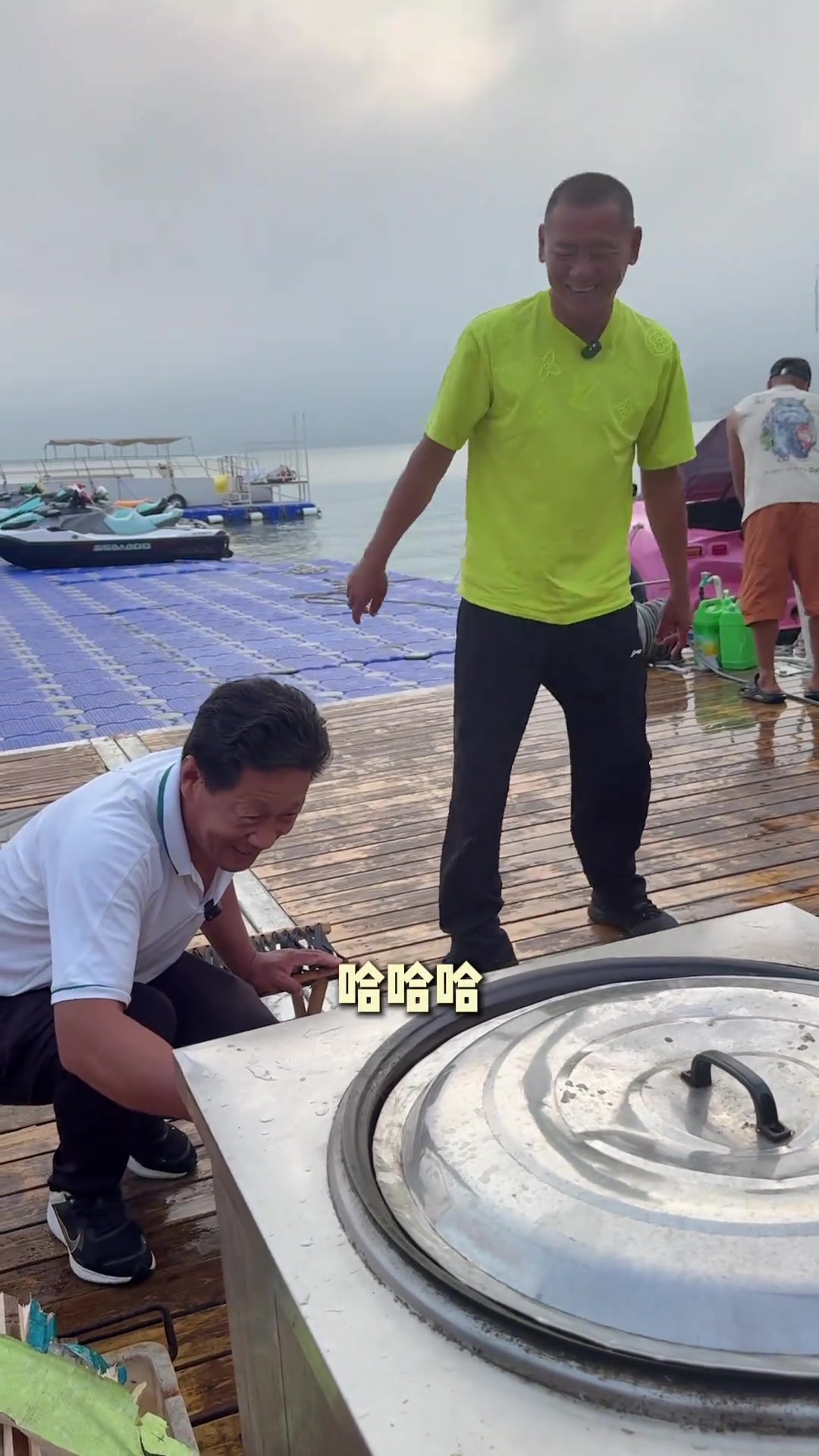 老大钓的杂鱼，铁锅炖杂鱼配锅贴，喷香热乎乎