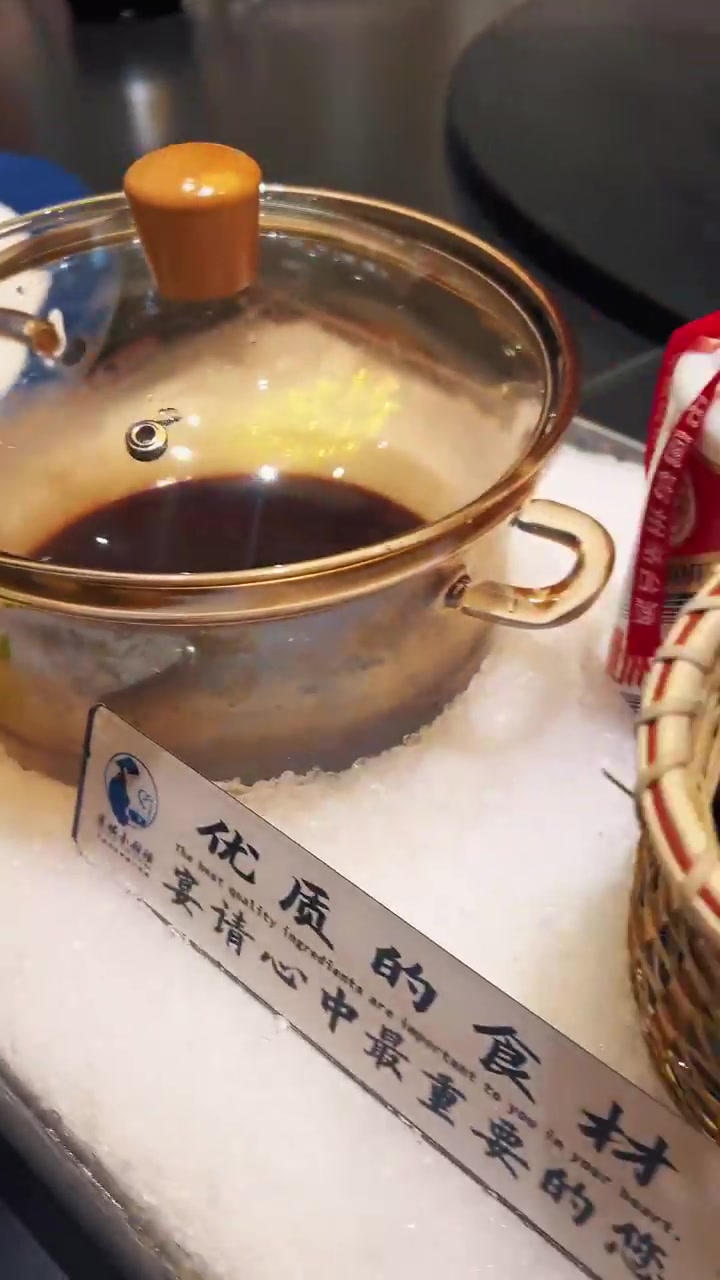 自己店里招待兄弟们吃茅台醉太湖河虾