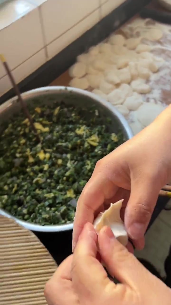 今天包了韭菜虾仁和茴香油渣馅饺子，比肉馅好吃