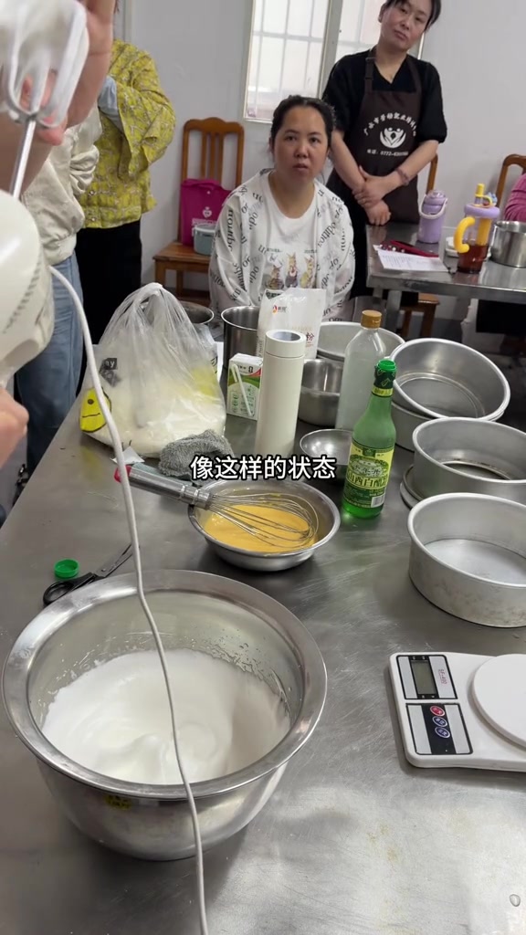 做蛋糕不是做蛋糕，其实很简单 #戚风#八寸戚风#咔咔一顿搅