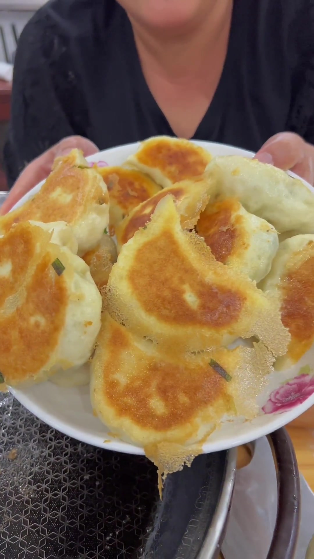 水煎包窍门：锅底刷油中火烙，韭菜鸡蛋虾皮馅酥脆香