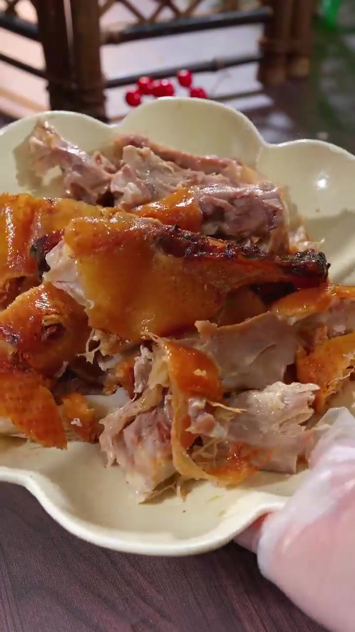 吃烤鸭剩下的鸭架别扔，这样做鸭架汤鲜掉眉毛！