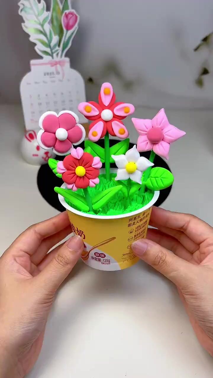 陪孩子动手用超轻粘土做一盆迷你小花朵，当装饰摆件太好看了哦