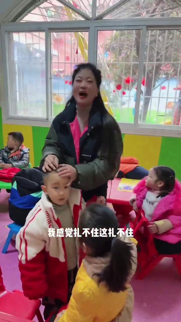 孩子们午睡后头发乱，男生要扎辫子
