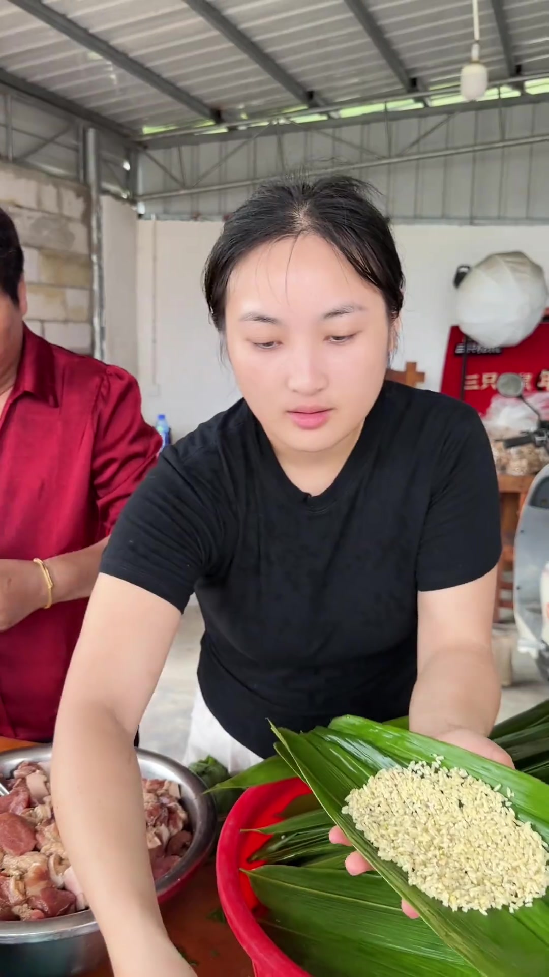 端午和婆婆包绿豆五花肉粽，刚出锅太香了