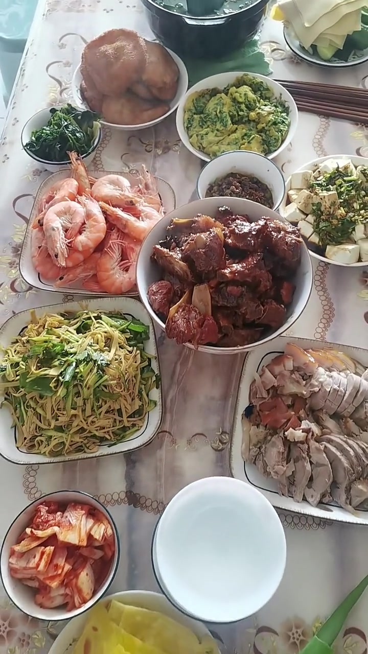 开饭喽，丰盛的午餐