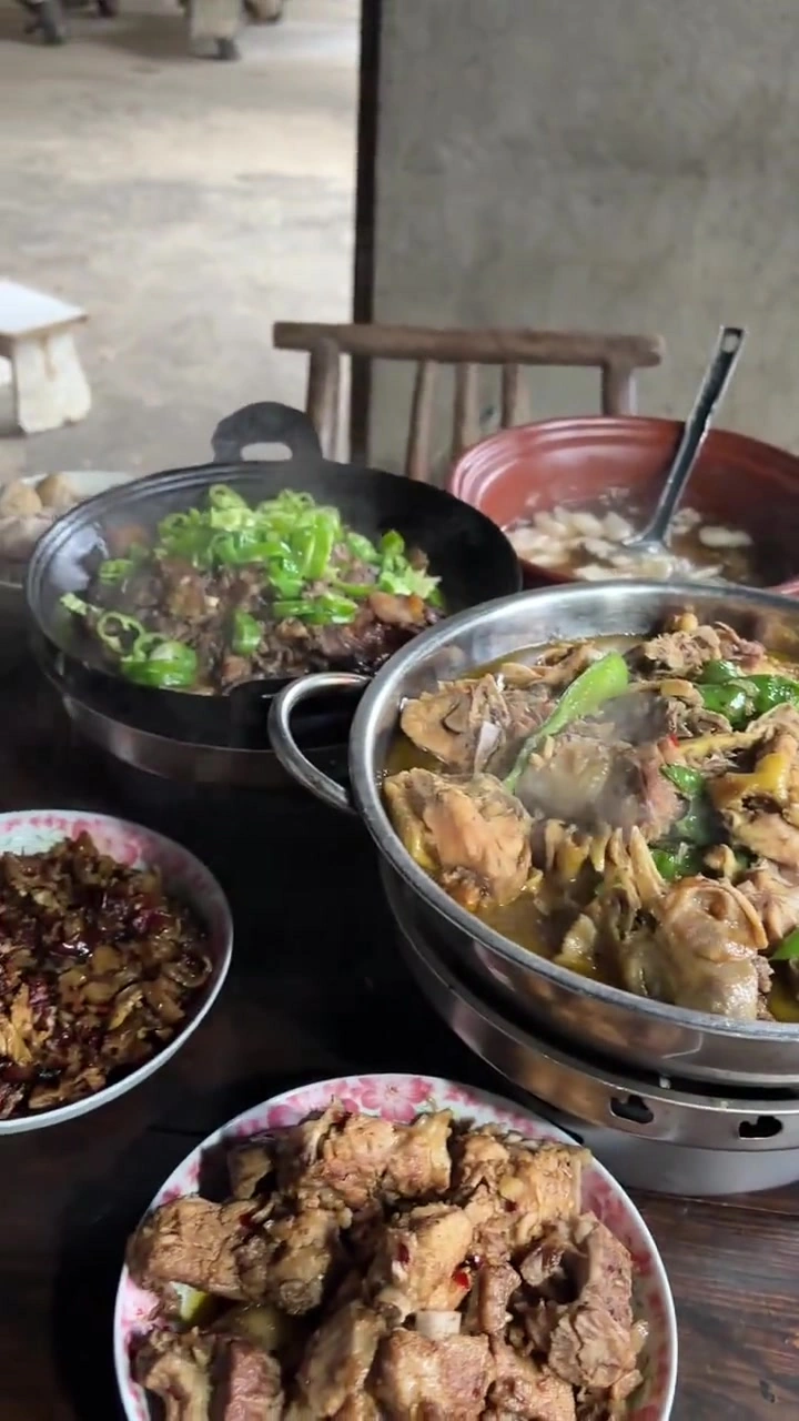 今天偷偷拍个视频，妈妈说今天的伙食不好，发出去不好意思 #真实生活分享计划 #农村最淳朴的