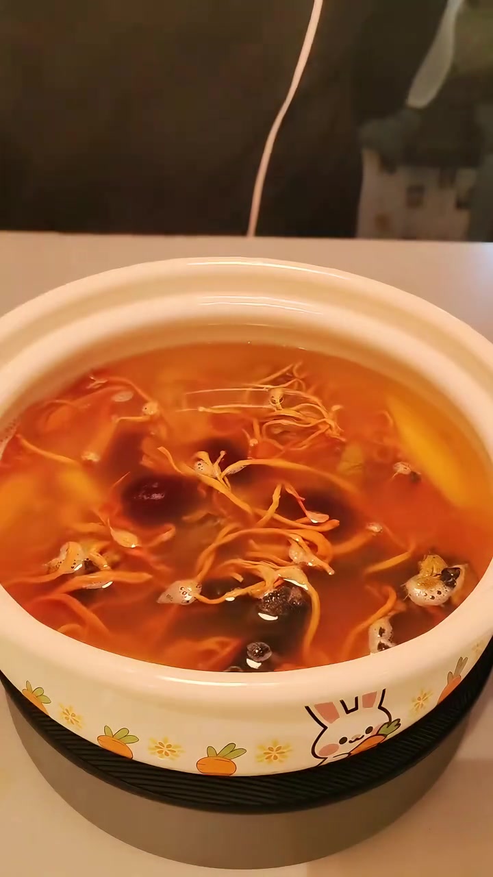 养生健康：红枣山药乌鸡汤，鲜醇温润养人