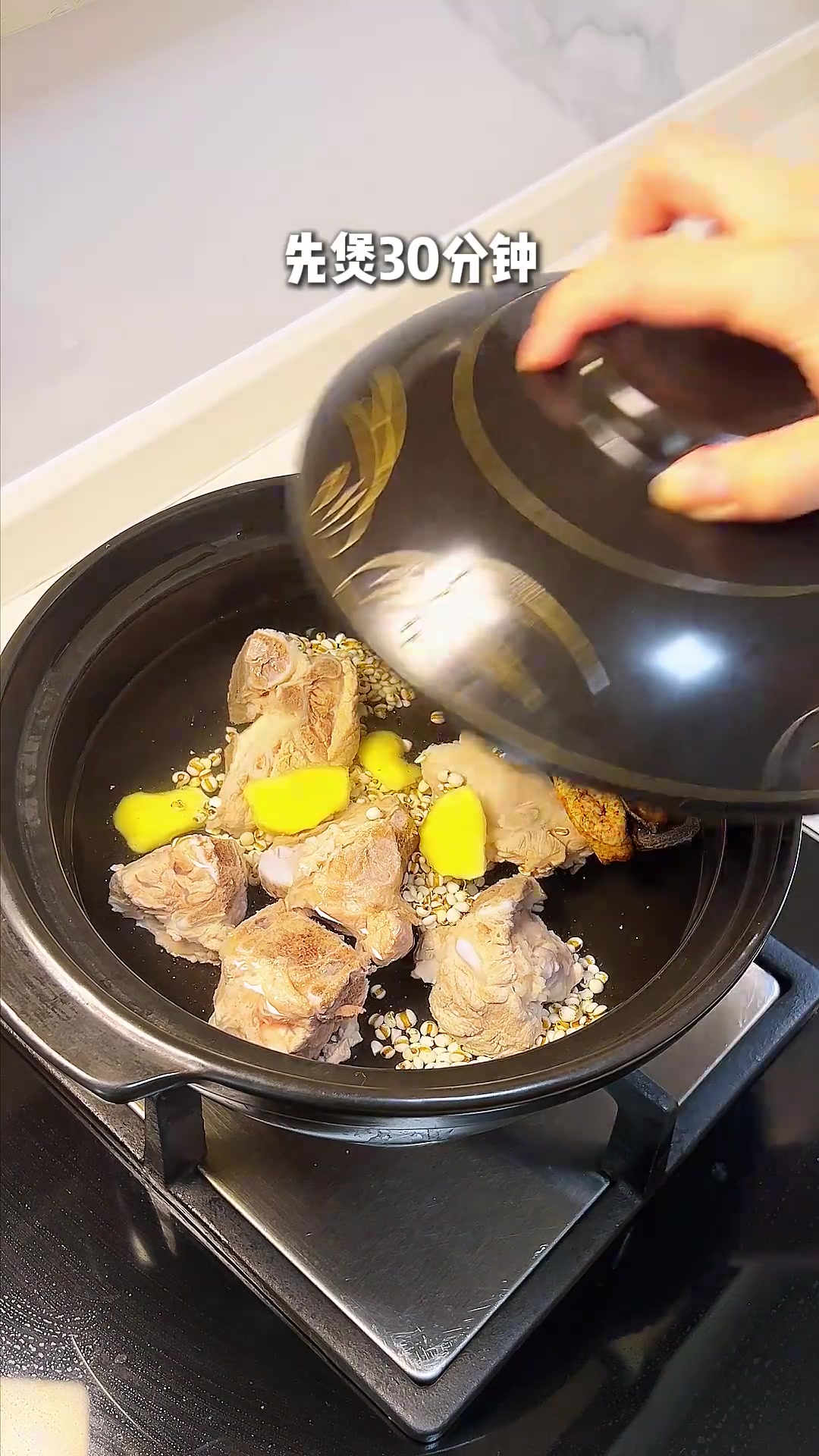 健康提醒：湿热犯困，试试广东冬瓜薏米排骨汤