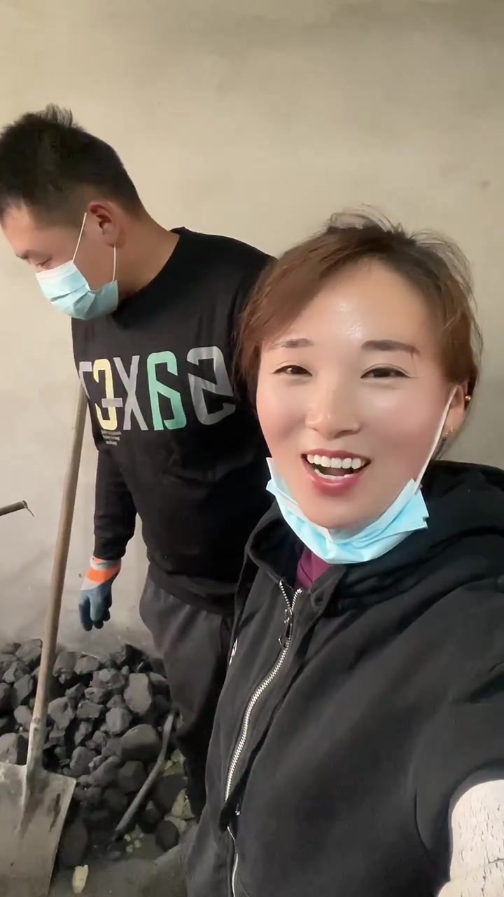 农家自制熏肉过程记录充满烟火气息