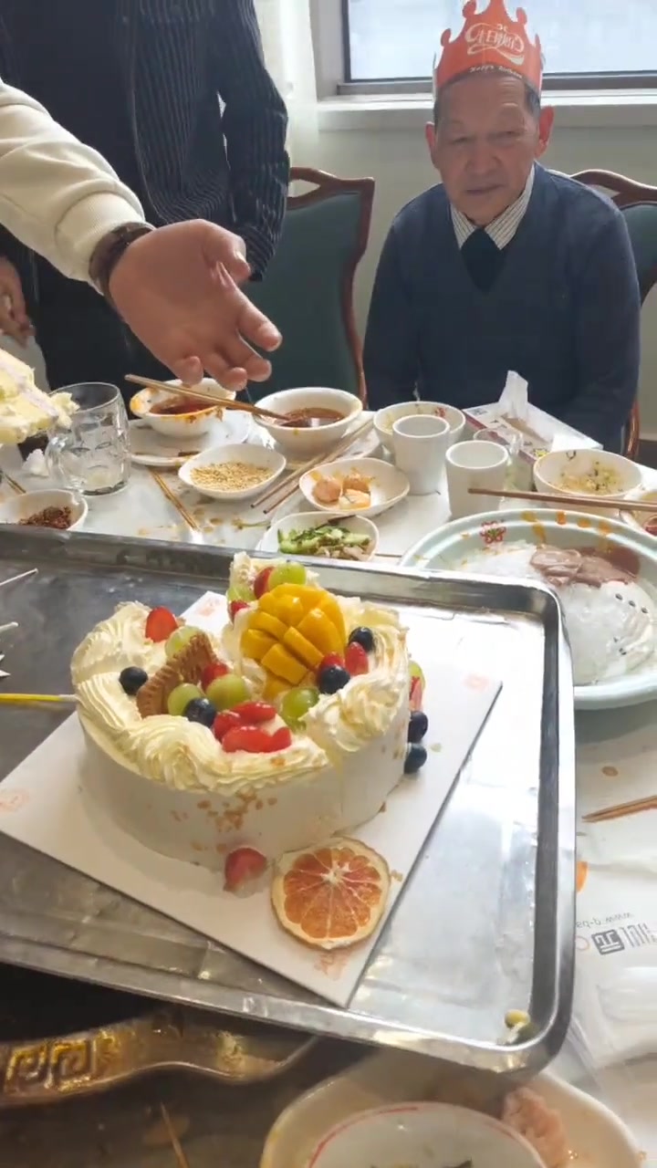 在这个特殊的日子里，蛋糕上的祝福语