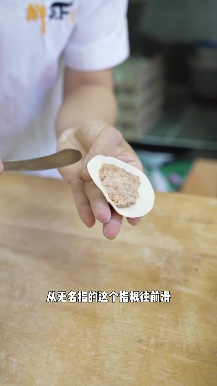 饺子店的元宝饺子是怎么包出来的