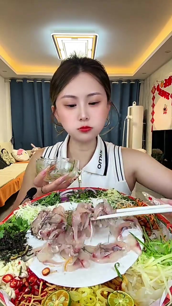 品尝横县鱼生搭配多样配菜及凉拌菜