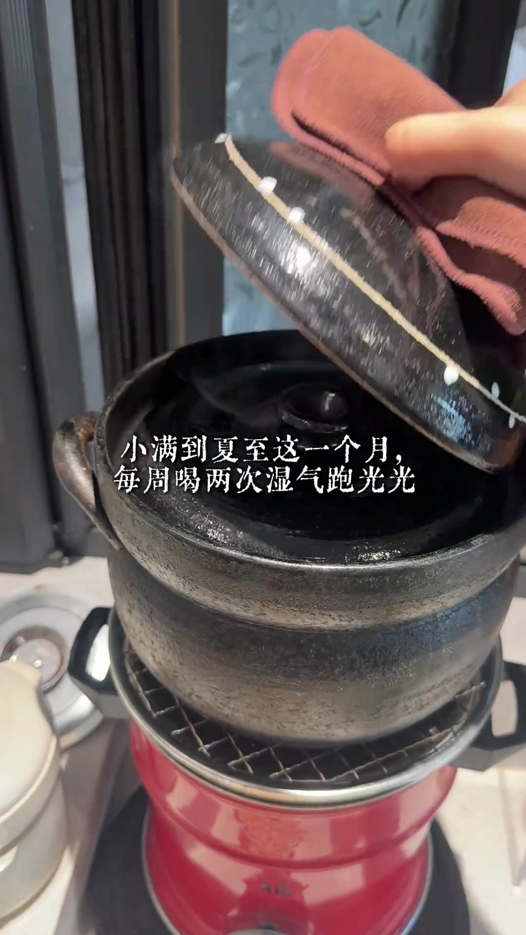 推荐吃法冬瓜薏米排骨汤（祛湿最强）蒜蓉炒冬瓜（清爽下饭）冬瓜荷叶茶（刮油解腻）注意：脾胃虚
