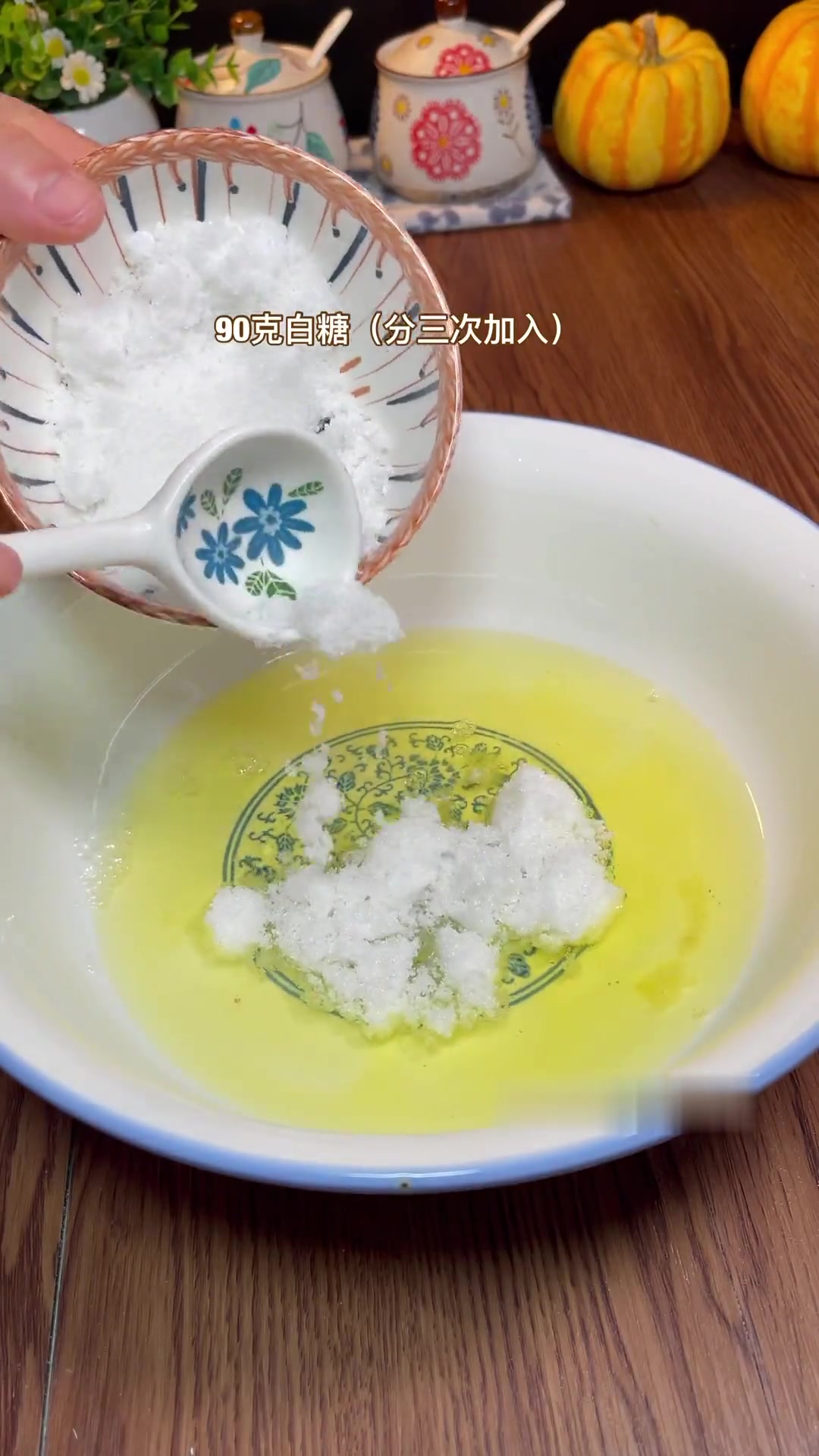 普通面粉加6个鸡蛋，不用烤箱做松软蒸蛋糕