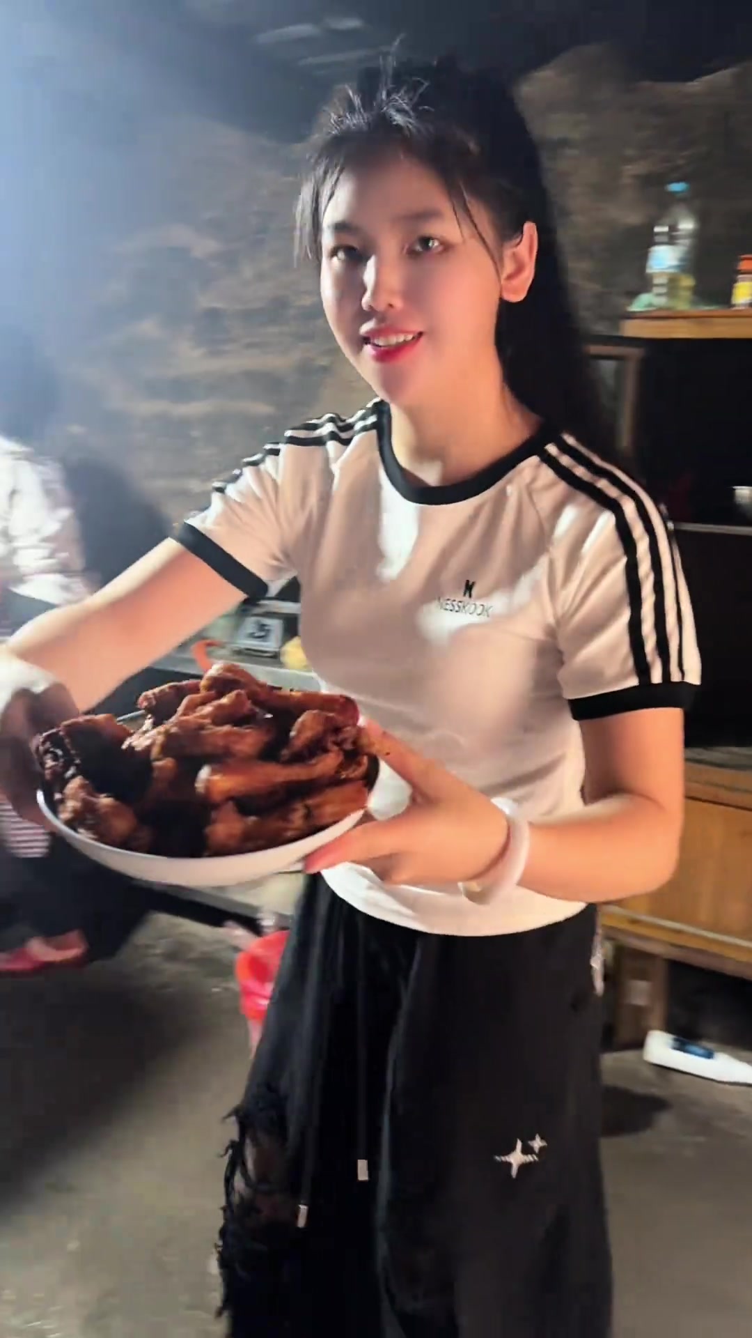 广西过节杀鸡拜神，兄弟姐妹互帮互助，家和万事兴