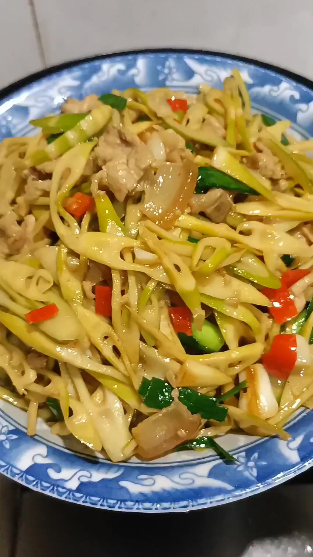 春笋炒腊肉老公没吃够，今天多做点，费米饭