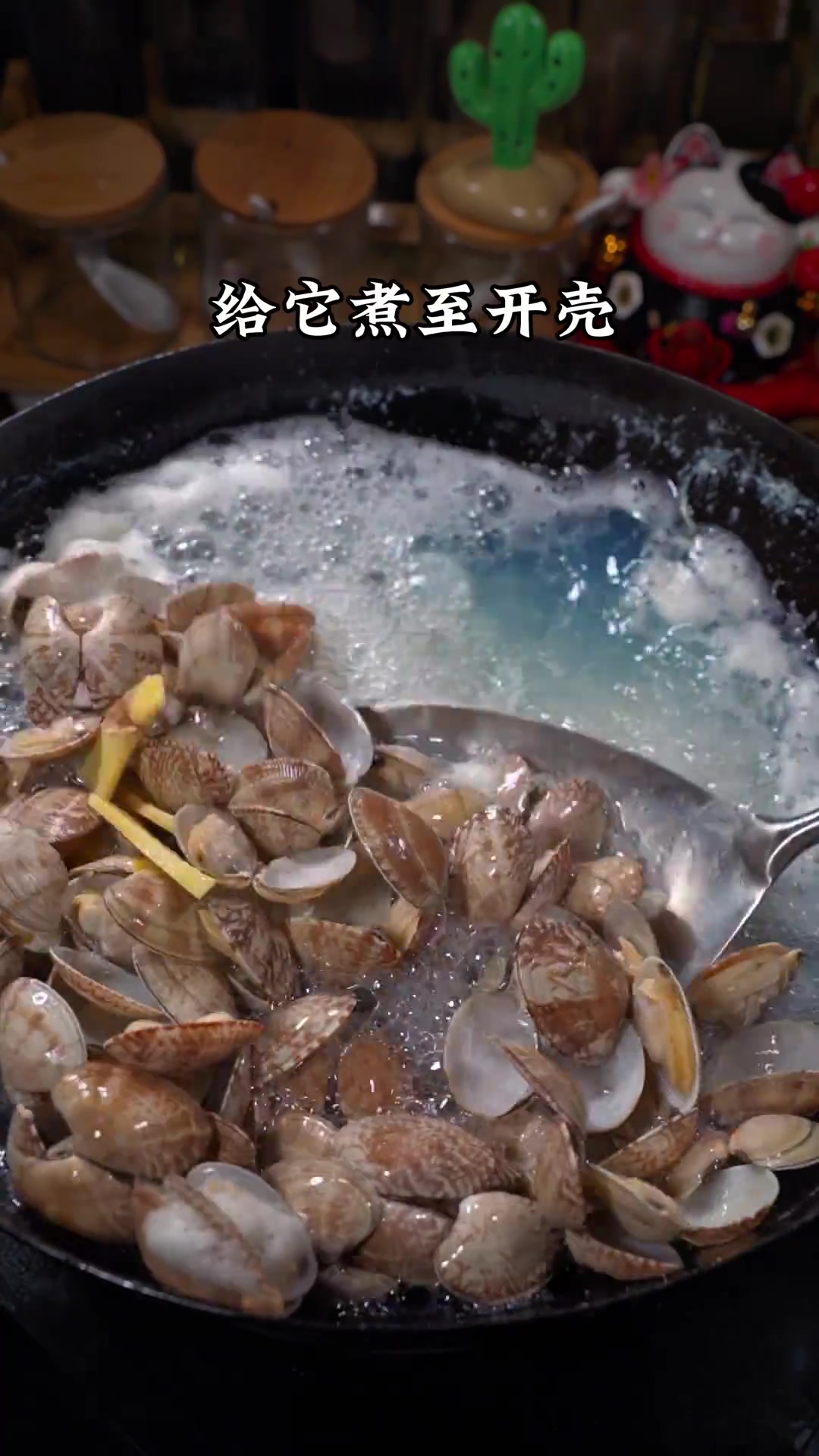 今天炒了我家孩子最爱吃的花甲，湖南小孩都无辣不欢，像我这样炒出来吸满了汤汁好入味#香辣花甲