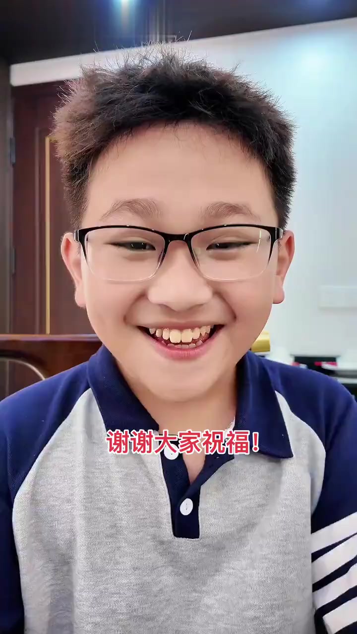 祝烧饼哥生日快乐，蛋糕上写游戏世家