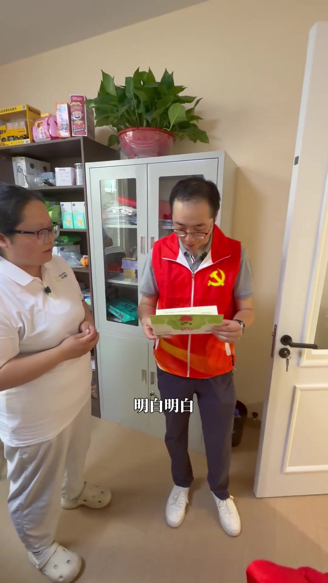 鲁科社伙伴携书进儿童爱心食堂，为患儿搭建安心读书角