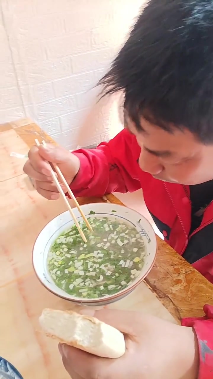 多人品尝特色羊汤搭配各类家常主食