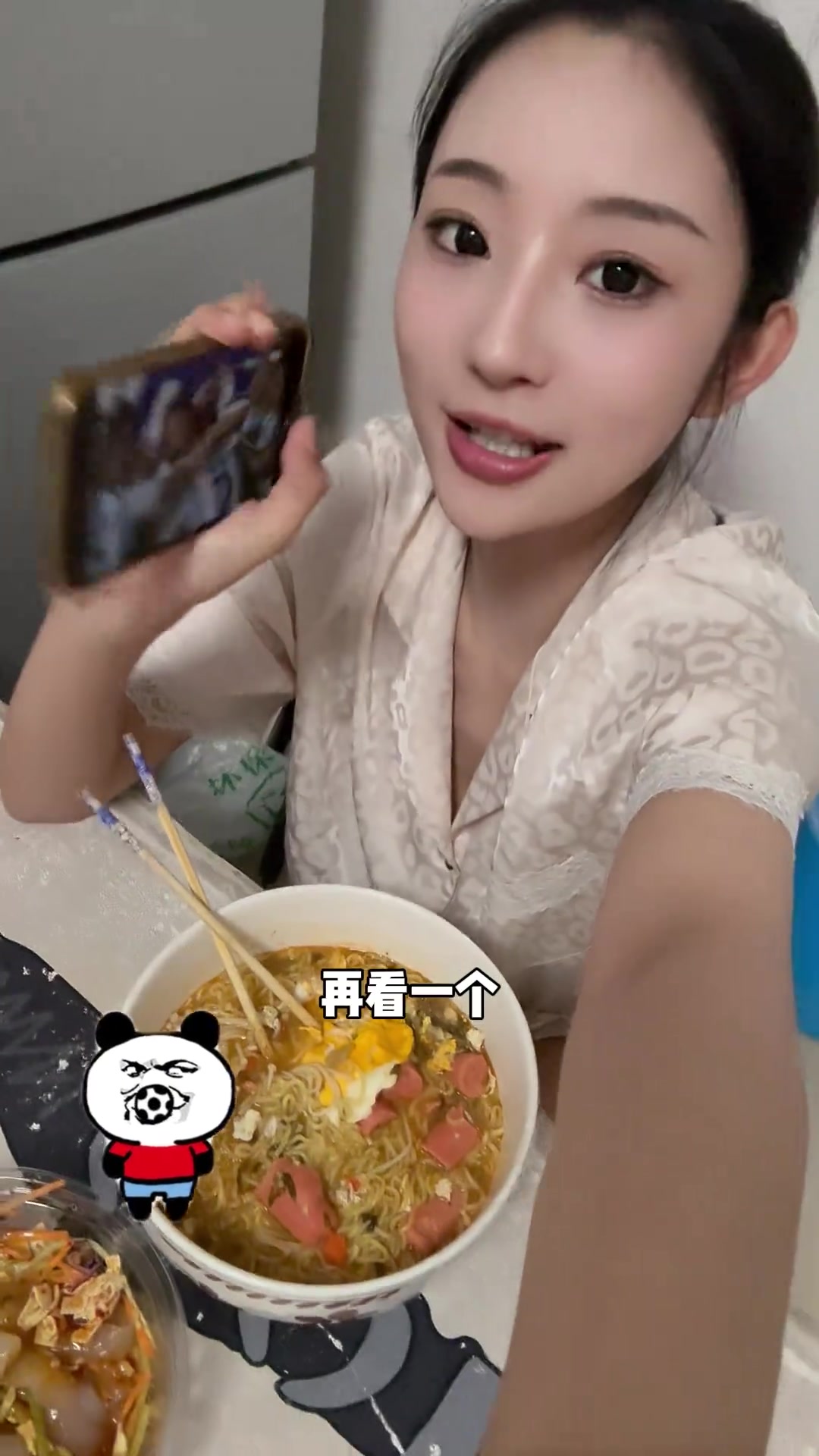 妲己下班后享用老坛酸菜面配双蛋，简单生活美滋滋