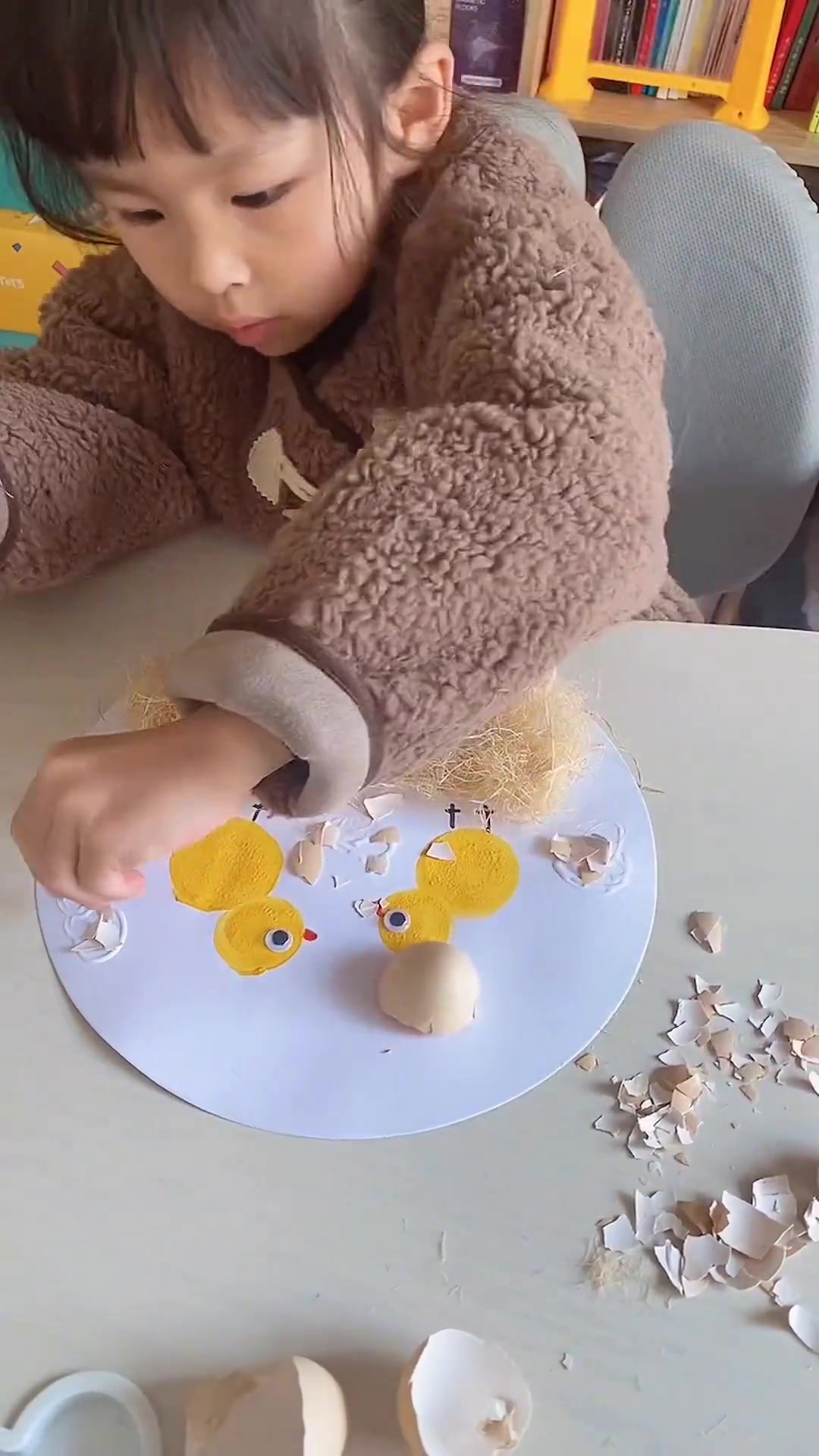 鸡蛋壳别丢，来画小鸡破壳，先有鸡还是先有蛋值得深究