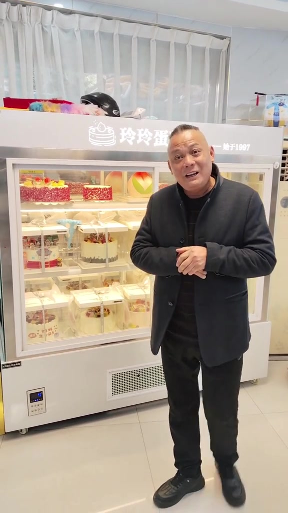 蛋糕店中展示各类精致美味蛋糕样式