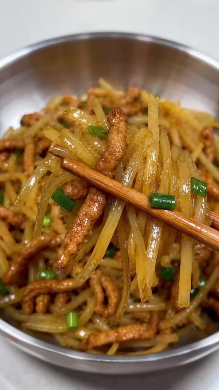 搞定分钟5家常美味！土豆丝炒肉，简单又下饭，老铁们快学起来！