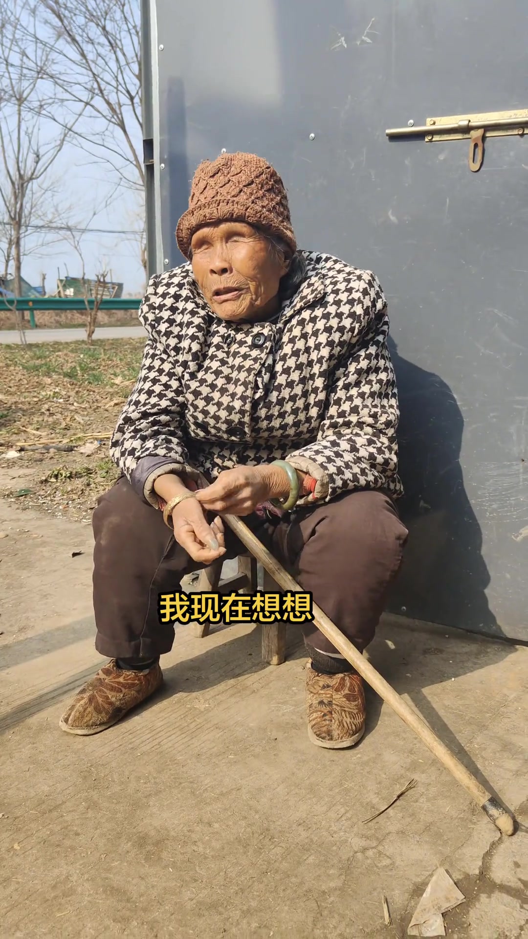烟火气最抚人心，一盘芹菜炒肉就是平凡日子的幸福