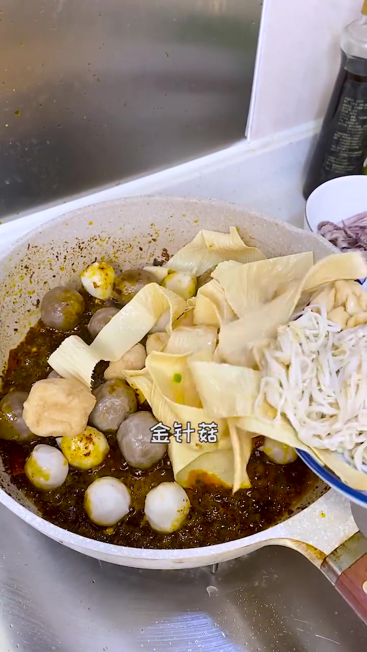 冬天来碗热腾腾的麻辣香锅，火锅底料味更浓
