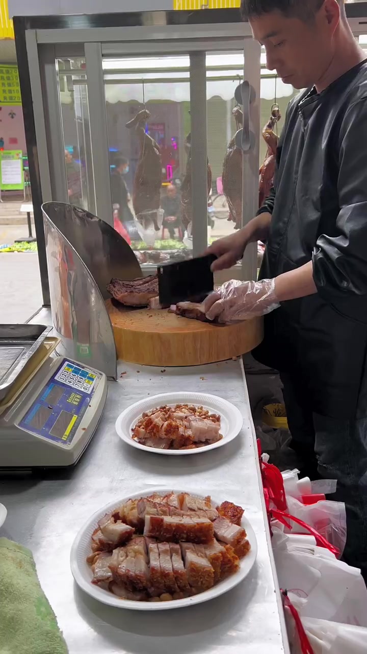 卤肉店切制五花肉装盘打包完整过程