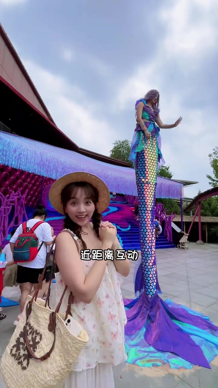 身穿美人鱼衣服的小宝可在皇家海洋乐园免费入园真哇塞