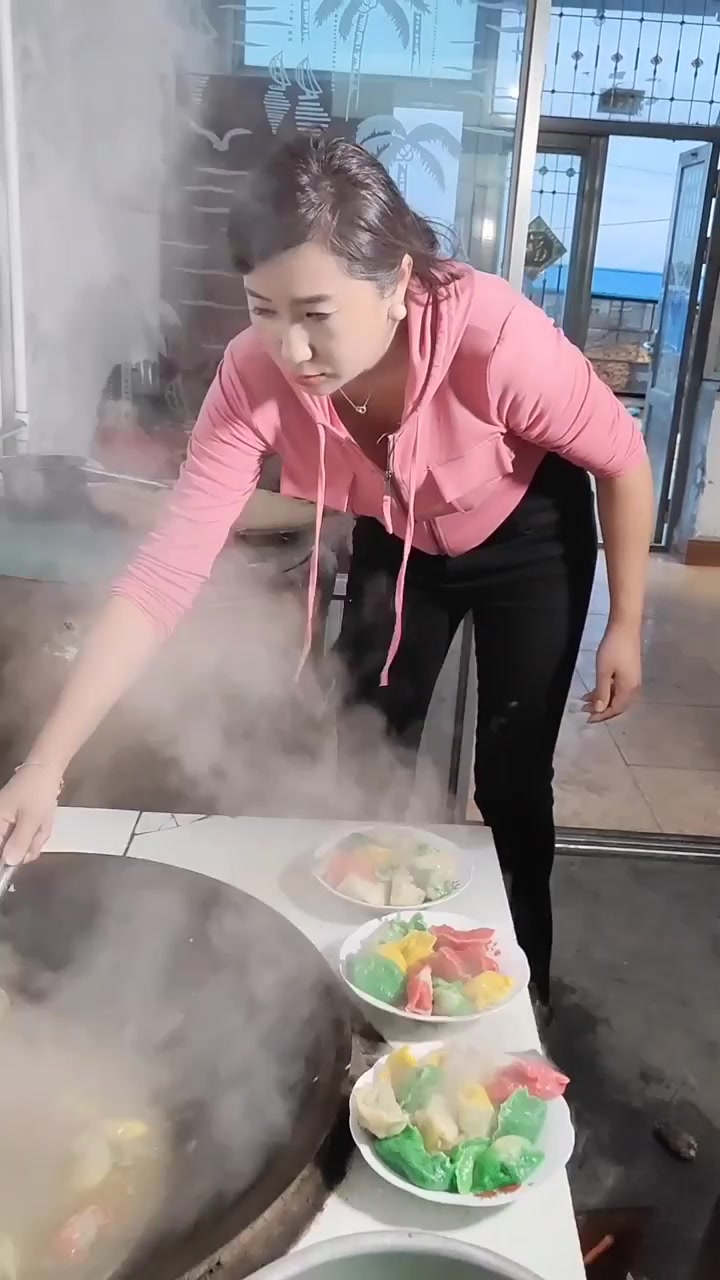 农家巧做彩色饺子煮制摆桌共享美食