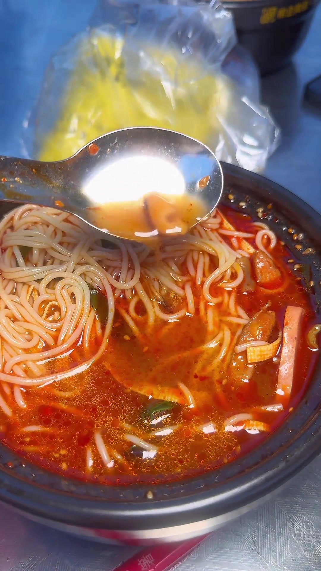 老式砂锅米线够味 手工煎饼果子料超足