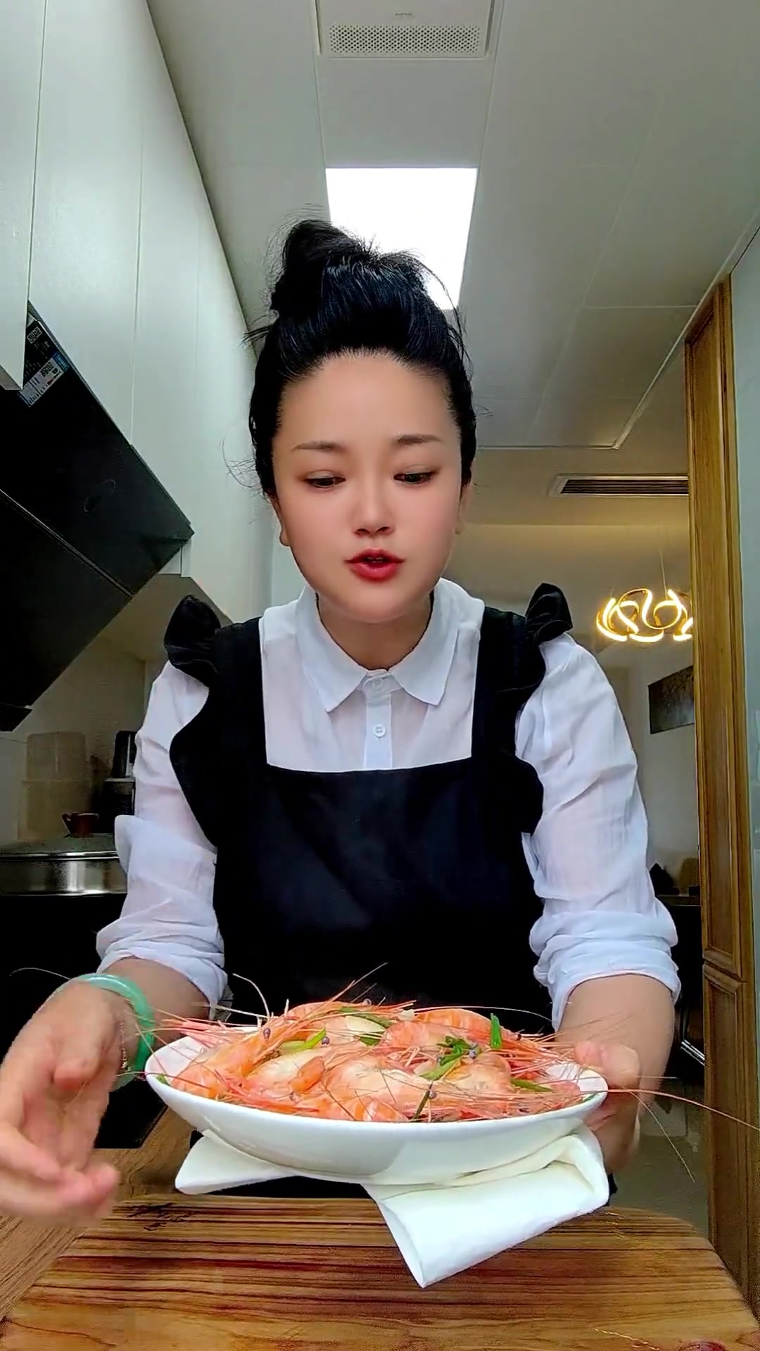 盐水烧开烫虾一分钟，小河虾家常美味做法
