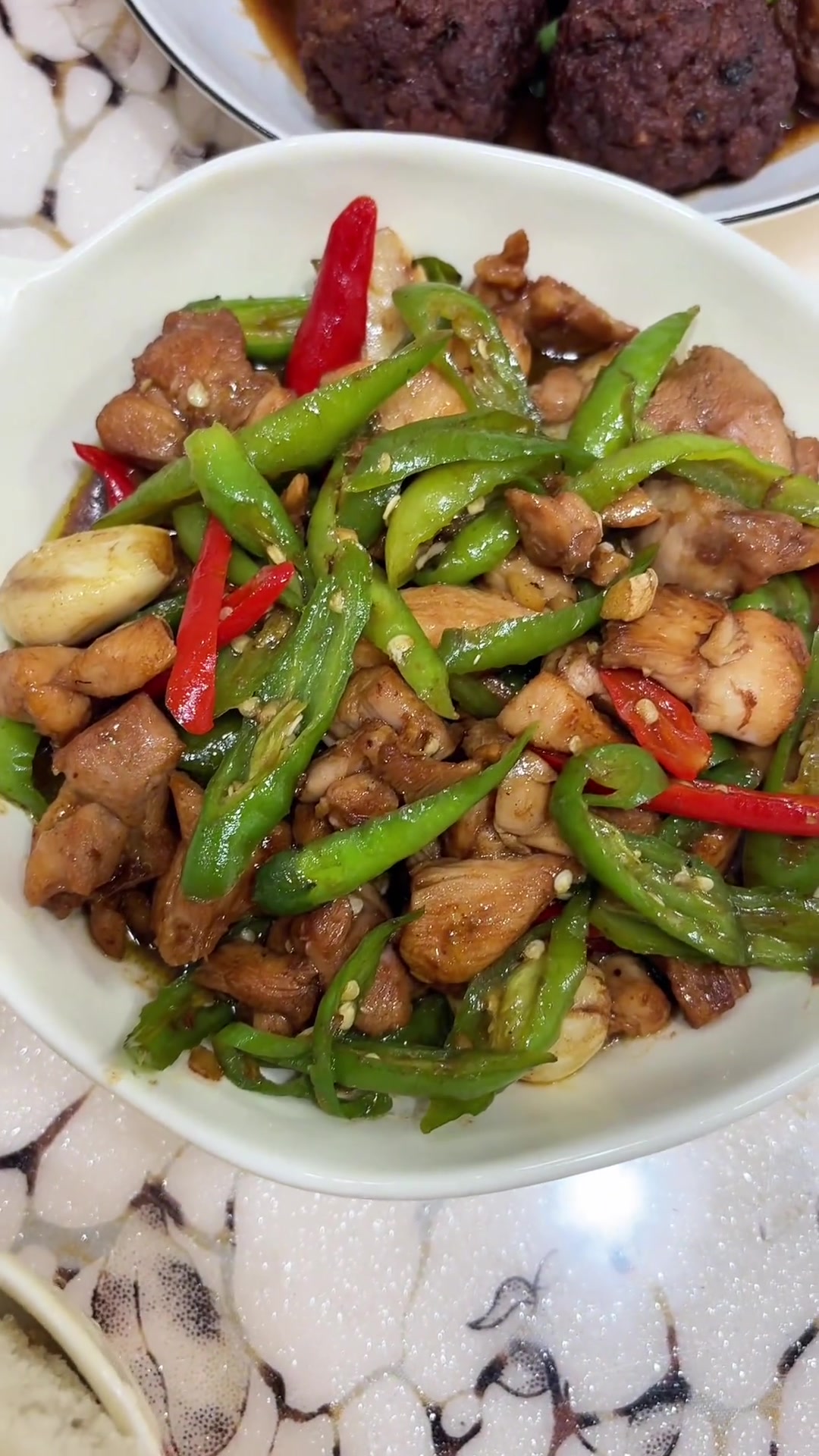 今日家常菜菜单：小炒鸡腿肉麻婆豆腐韭菜炒百叶