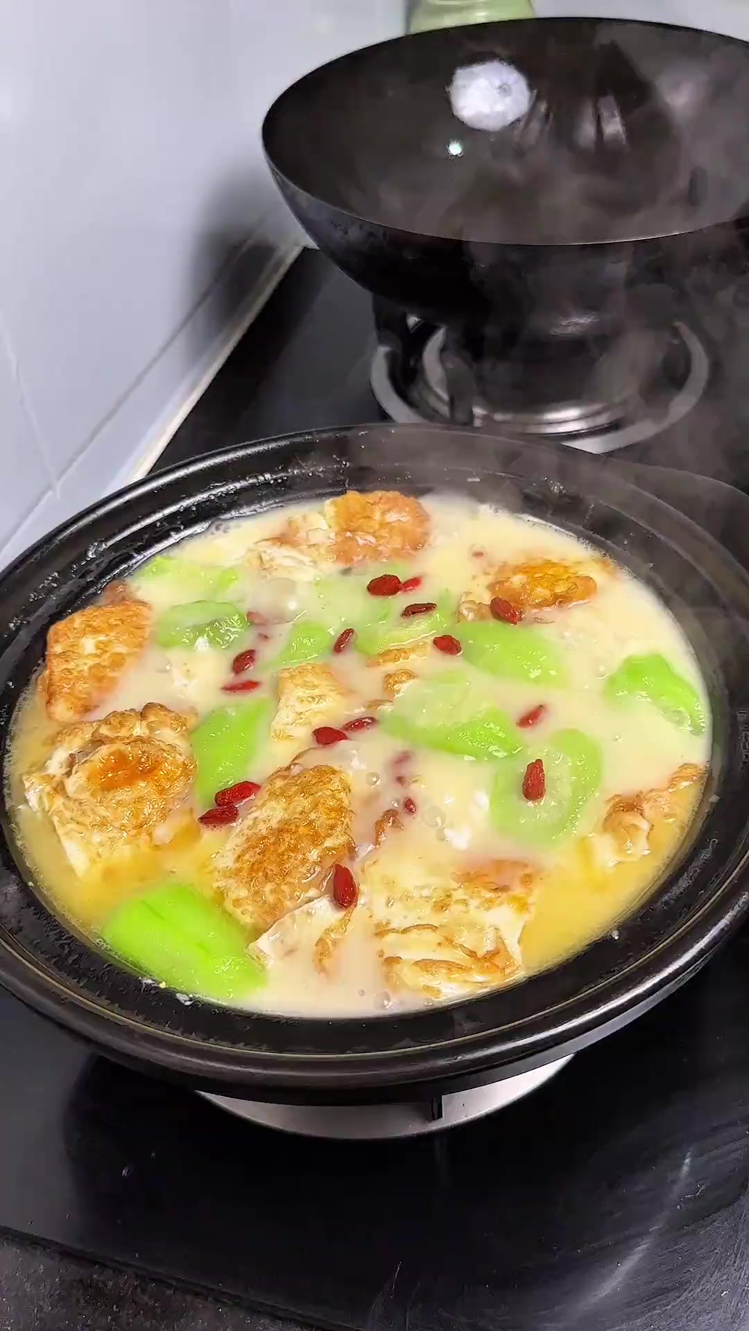 鲜掉眉毛的鲫鱼豆腐汤，汤鲜味美营养又好喝