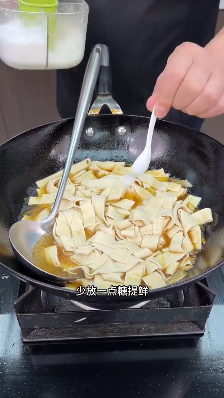 尖椒炒干豆腐，滑溜烫嘴特别好吃