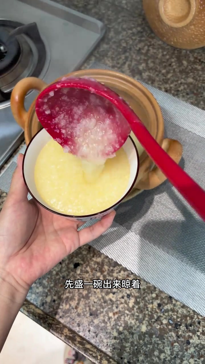饺子别只知道煮着吃了，这样煎着更好吃！今日份：冰花煎饺咸蛋粥～各位查收～#懒人美食 #一人