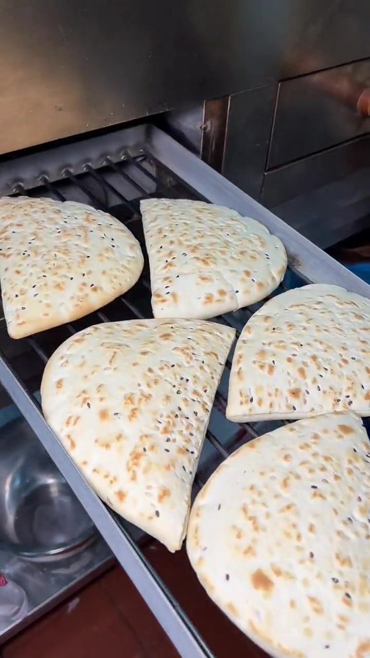 西安美食：一碗水盆羊肉解决不了，那就两碗