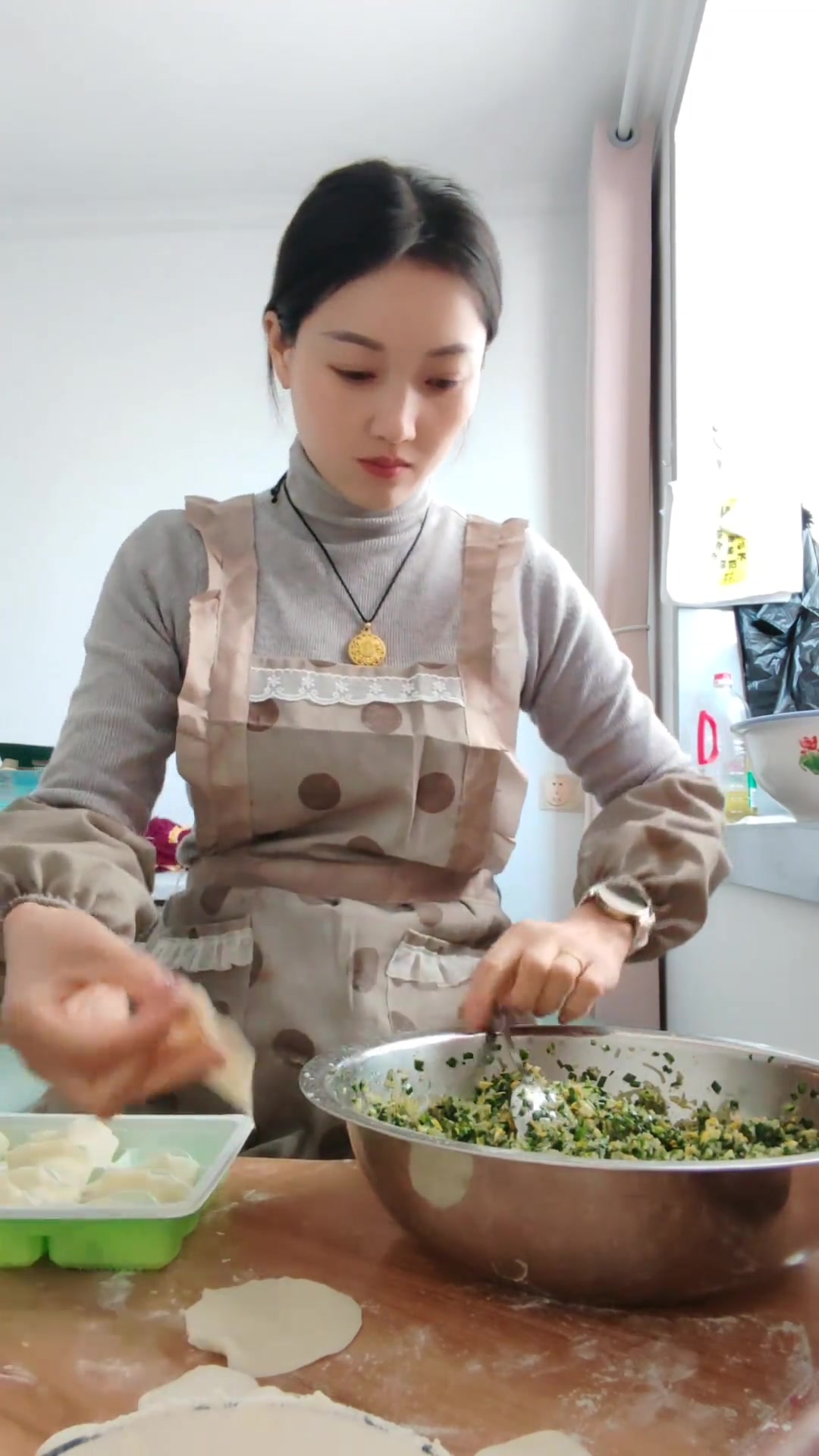 今天的韭菜鸡蛋馅，看着很有食欲，包好下午快递发走
