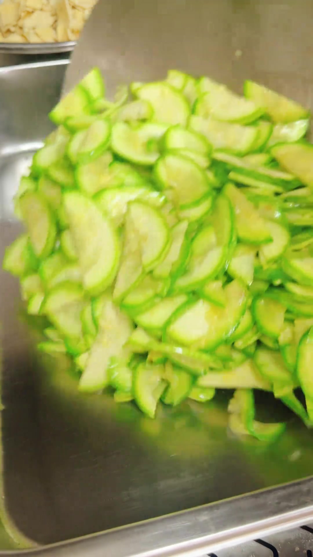 食堂大锅菜西葫芦烧千张，鲜嫩爽口