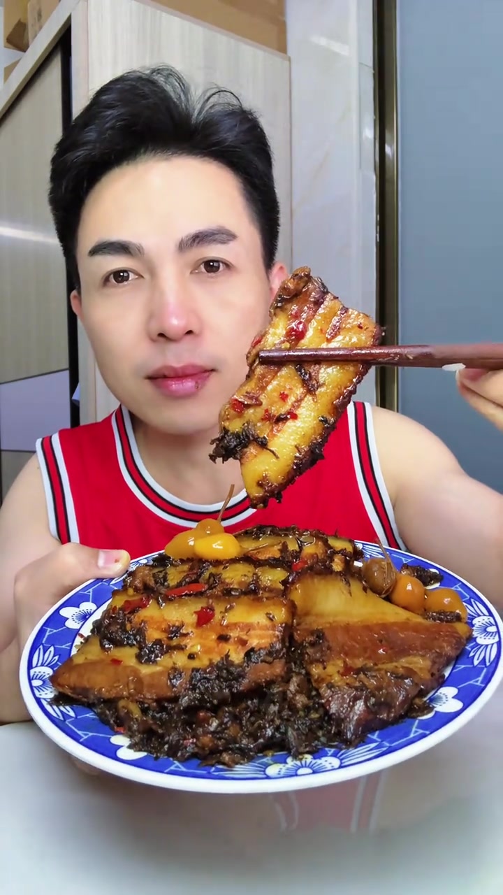 梅菜扣肉盖饭，吃得太香了，好解馋啊