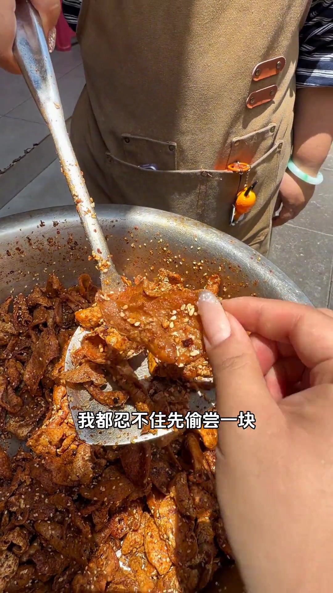 昆明街边小店有嘎嘣脆冷吃炸鸡皮、干巴菌盖饭和特色面食