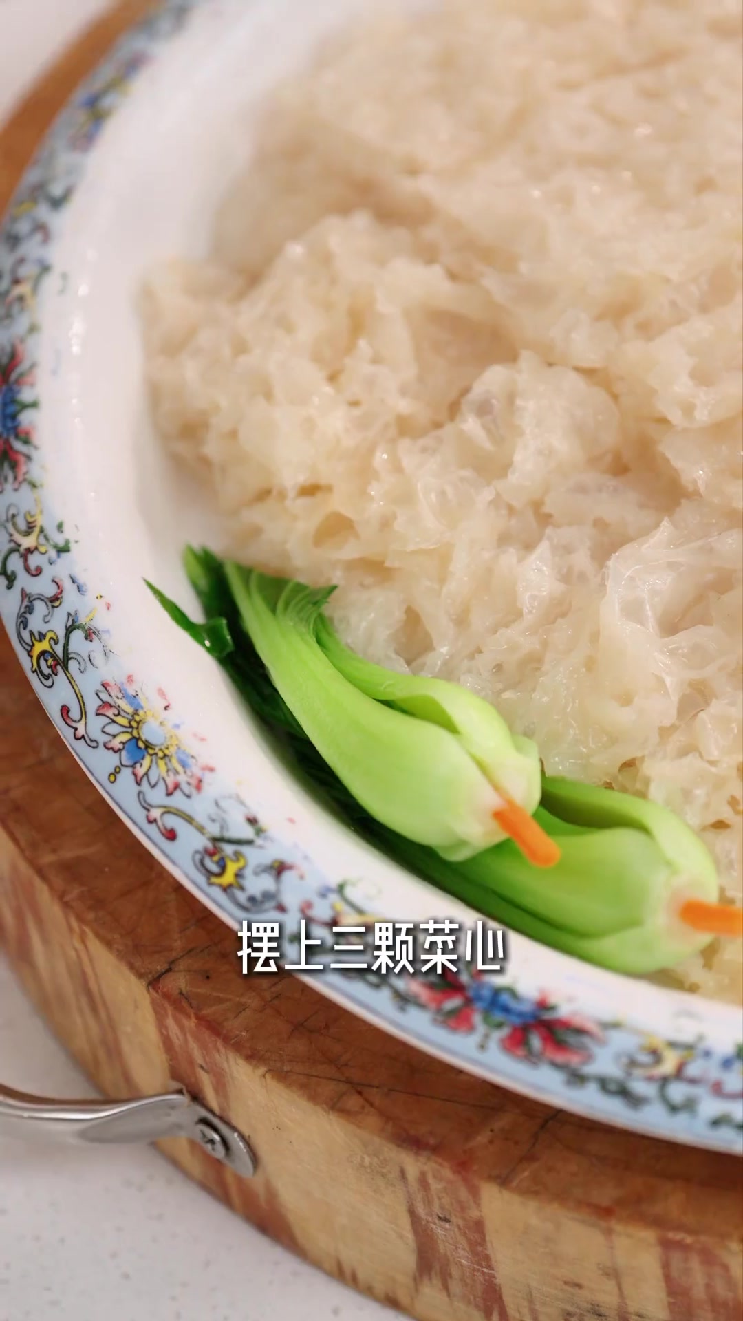 河南名菜白扒广肚，入口绵密有嚼劲，汤汁浓郁不腻