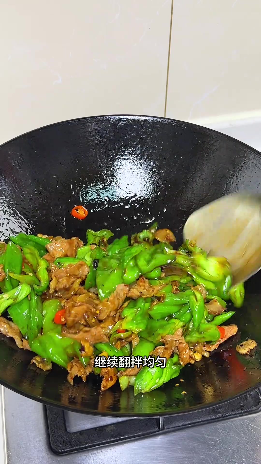 不用复杂技巧炒出超下饭辣椒炒肉，家常美食教程