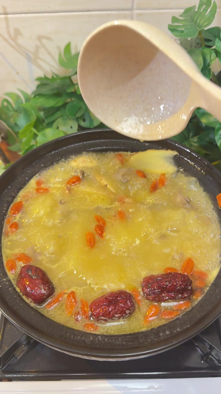 养生健康：红参鸽子汤，汤鲜味美一小时煲好