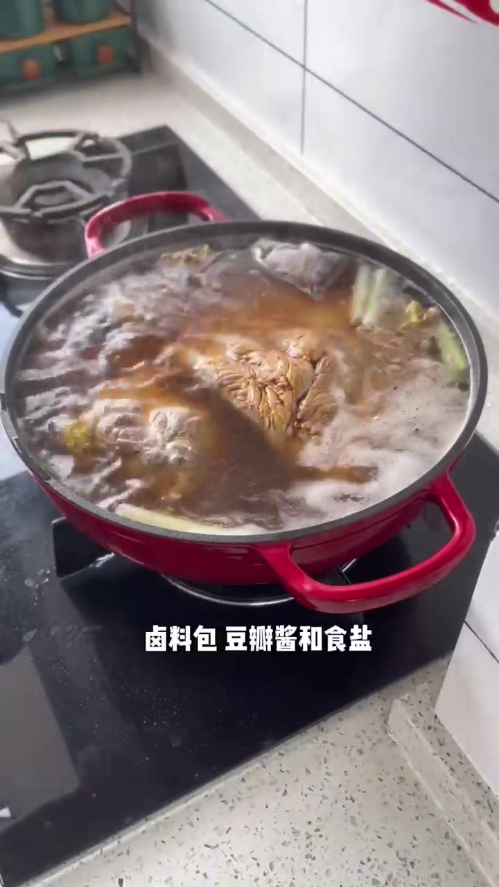 自制熏肉大饼搭配多样家常美味菜肴