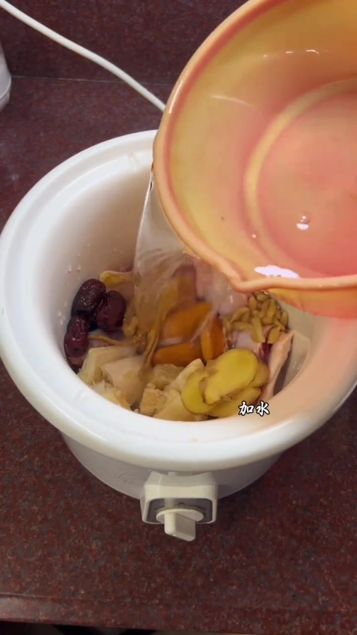 养生健康：榴莲鸡汤，喝出好气色